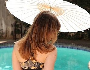 Yummywomen/Rebecca_2_Parasol